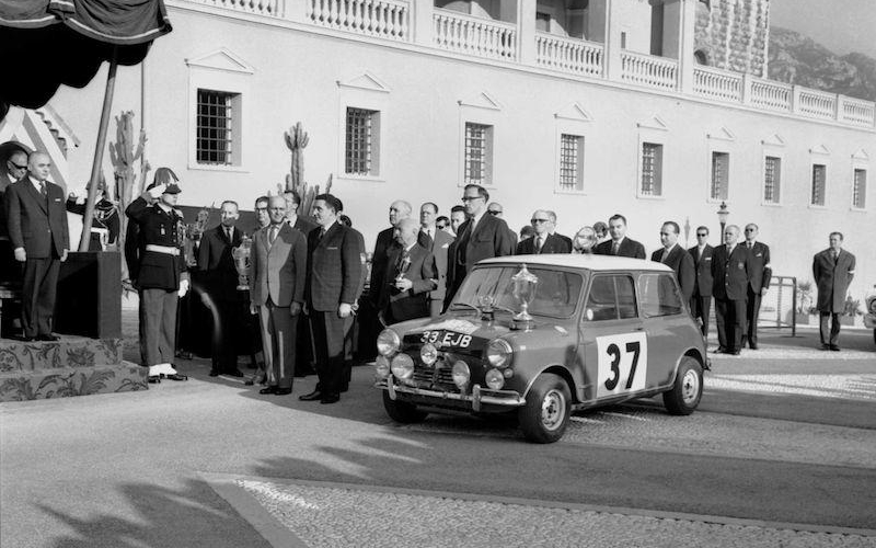 La premiazione di Paddy Hopkirk al Rally Montecarlo 1964