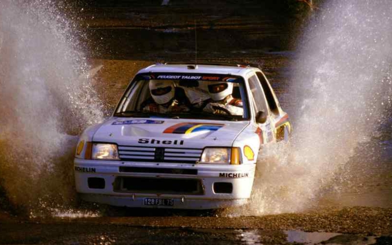 Ari Vatanen con la Peugeot 205 T16 al Rally GB 1984