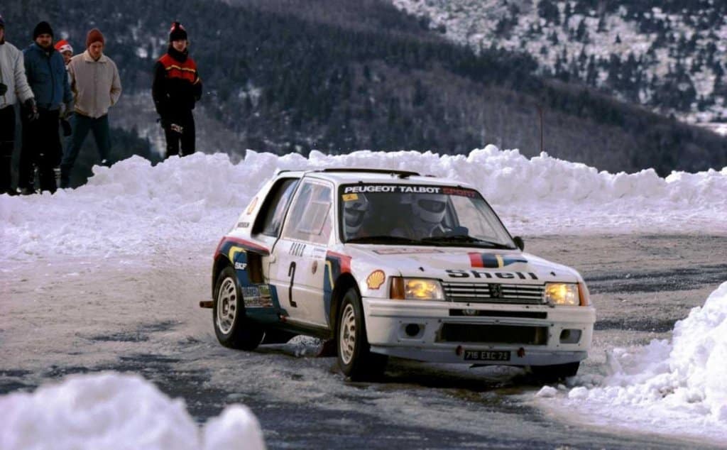 Ari Vatanen con la Peugeot 205 T16 al Rally MonteCarlo 1985