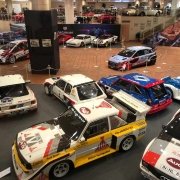 Una vista della mostra di auto da rally