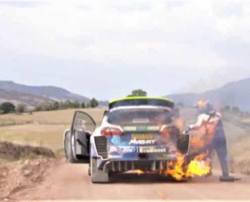 La Ford Fiesta WRC di M-Sport in fiamme al Rally del Messico