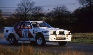 Al RAC 1985 Juha Kankkunen aiuta il rivale Markku Alen