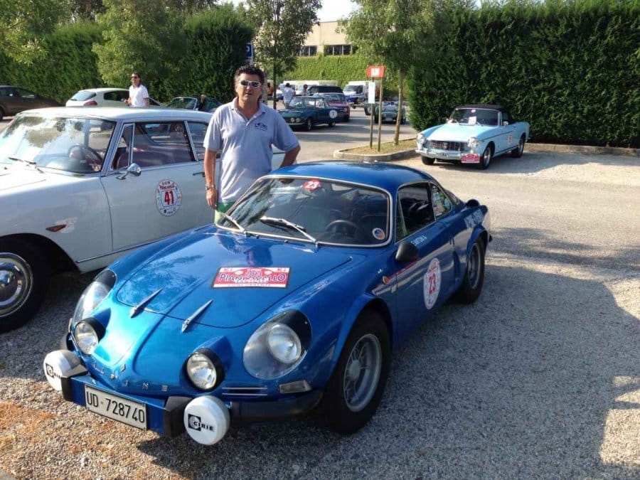 Max De Antoni posa a fianco ad una Alpine Renault A110
