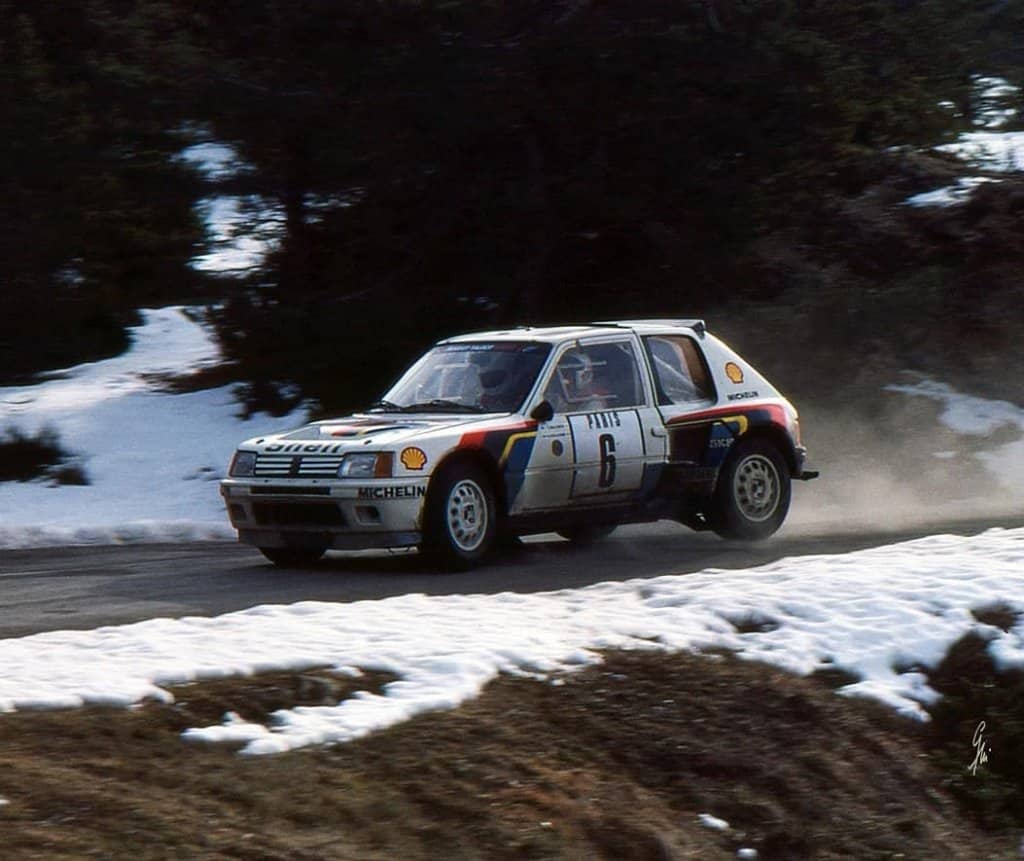 Timo Salonen con la Peugeot 205 T16 al Rally MonteCarlo 1985
