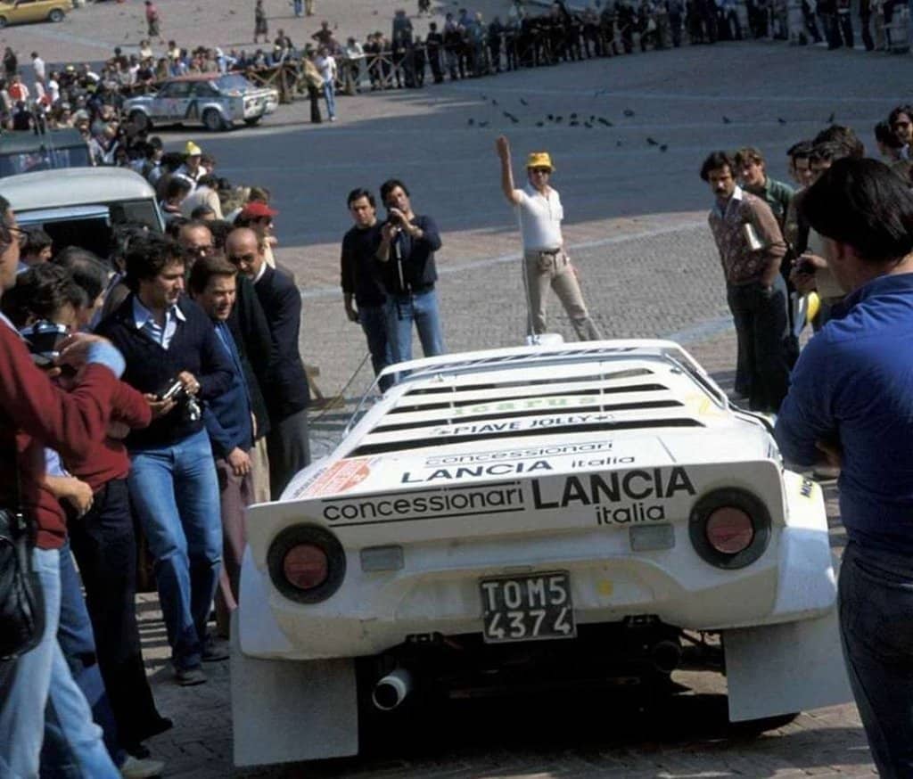 Tony Fassina con la Lancia Stratos in piazza del Campo a Siena al Sanremo 1979