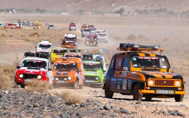 Una carovana di Renault 4 Trophy al Rally del Marocco